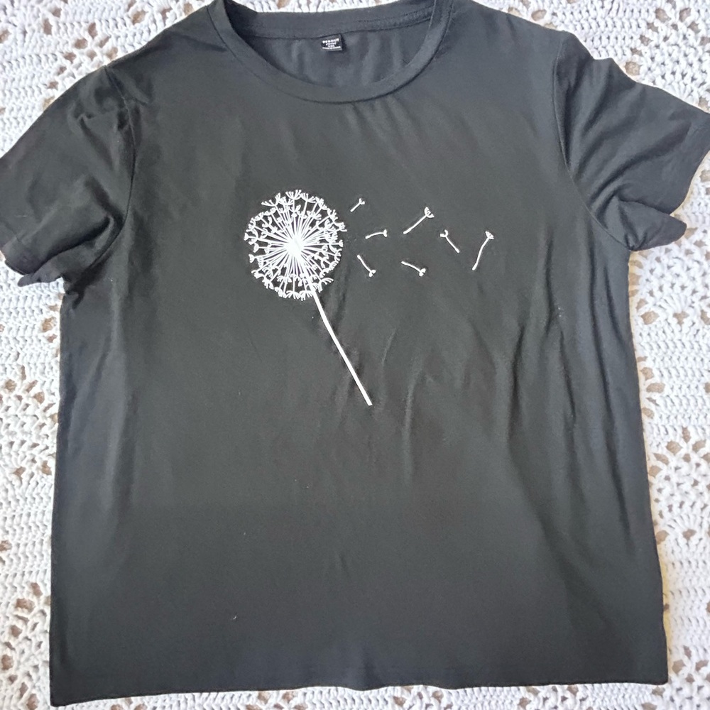 Women’s Shein Curve  Black  White Dandelion Shirt 1X - Picture 6 of 10